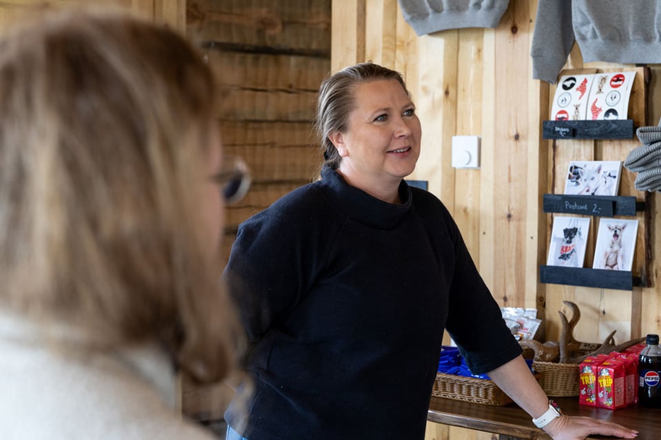 Veronika Butinova Bearhill Huskyn tiloissa tuotteiden edessä.