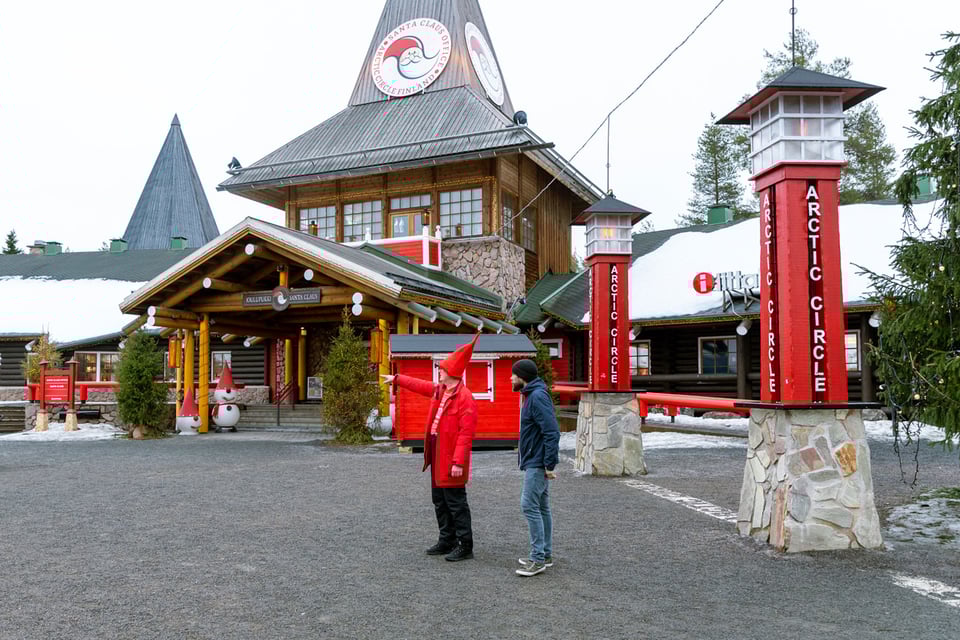 Antti Nikander tontun asussa osoittamassa seuraavia työvaiheita Napapiirillä Joulupukin Pajakylässä Teemu Saralammen kanssa.