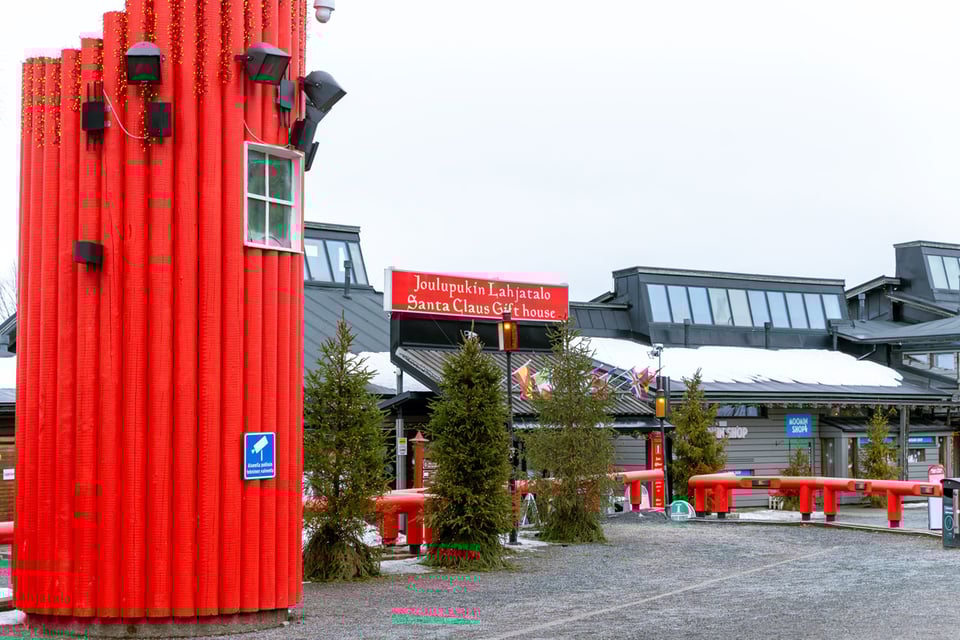 Joulupukin lahjatalo Pajakylässä.