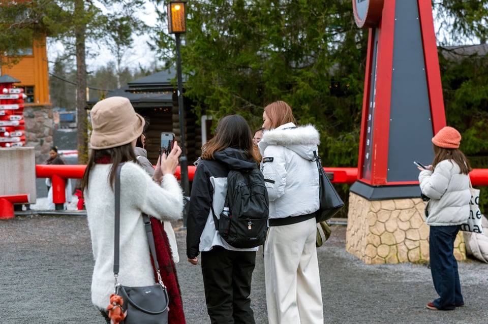 Aasialaisturistit ottamassa videota Pajakylässä.