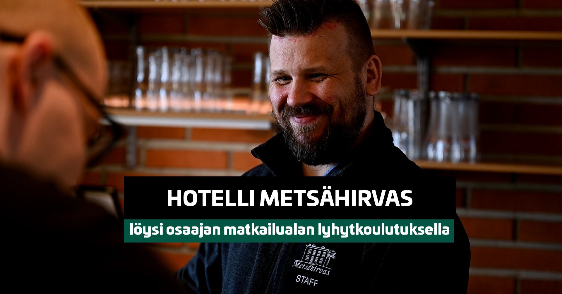 Kimmo Karvonen hymyilee Metsähirvaan respassa asiakkaalle.