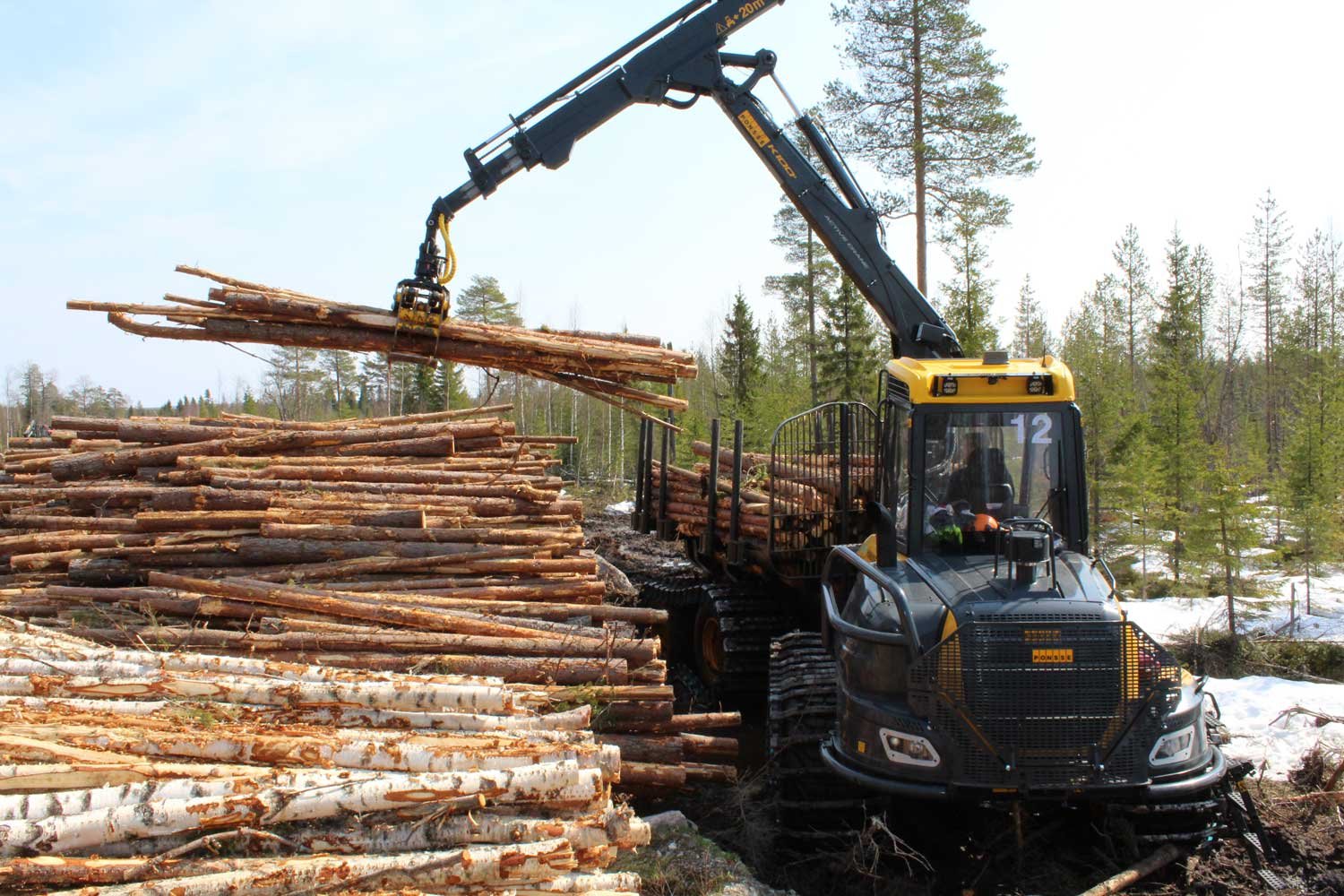 Kuormatraktori on ketterä puiden lastauksessa.