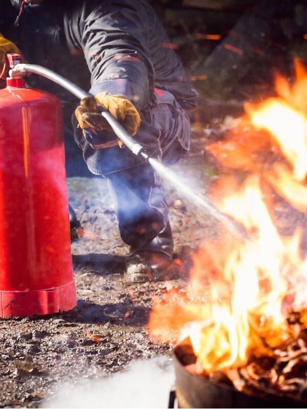 Tulityökorttiin kuuluvaa alkusammutusvälineen harjoittelua tulen sammuttamiseen.