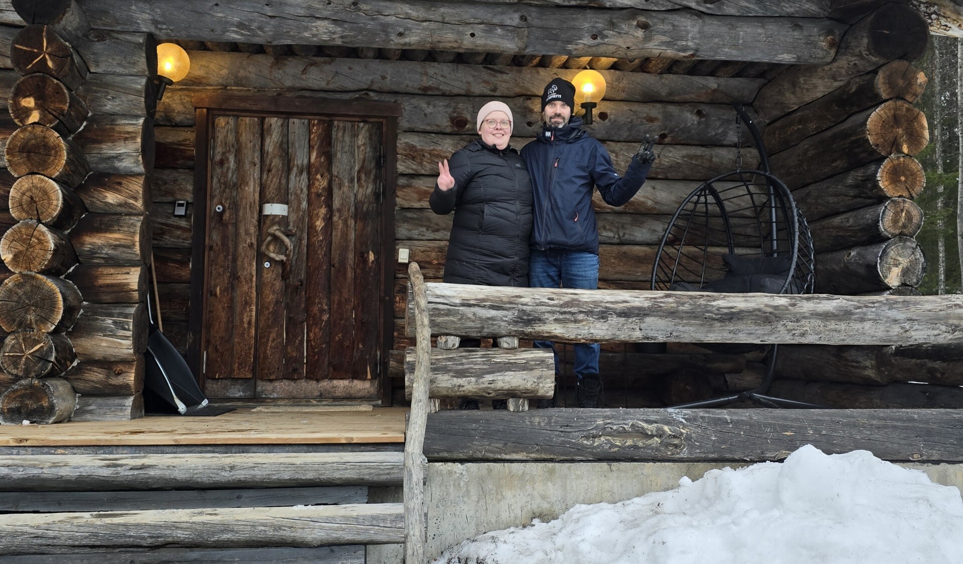 Rovaniemen Sieripirtin yrittäjät Hanna ja Petri Jokkala hirsimökin edessä.