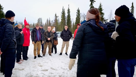 Yrittäjät kokoontuneet Pyhä-Luostolla kuuntelemaan vastuullisuudesta. Kuva: Yu Lan, Käyrämön Keidas 