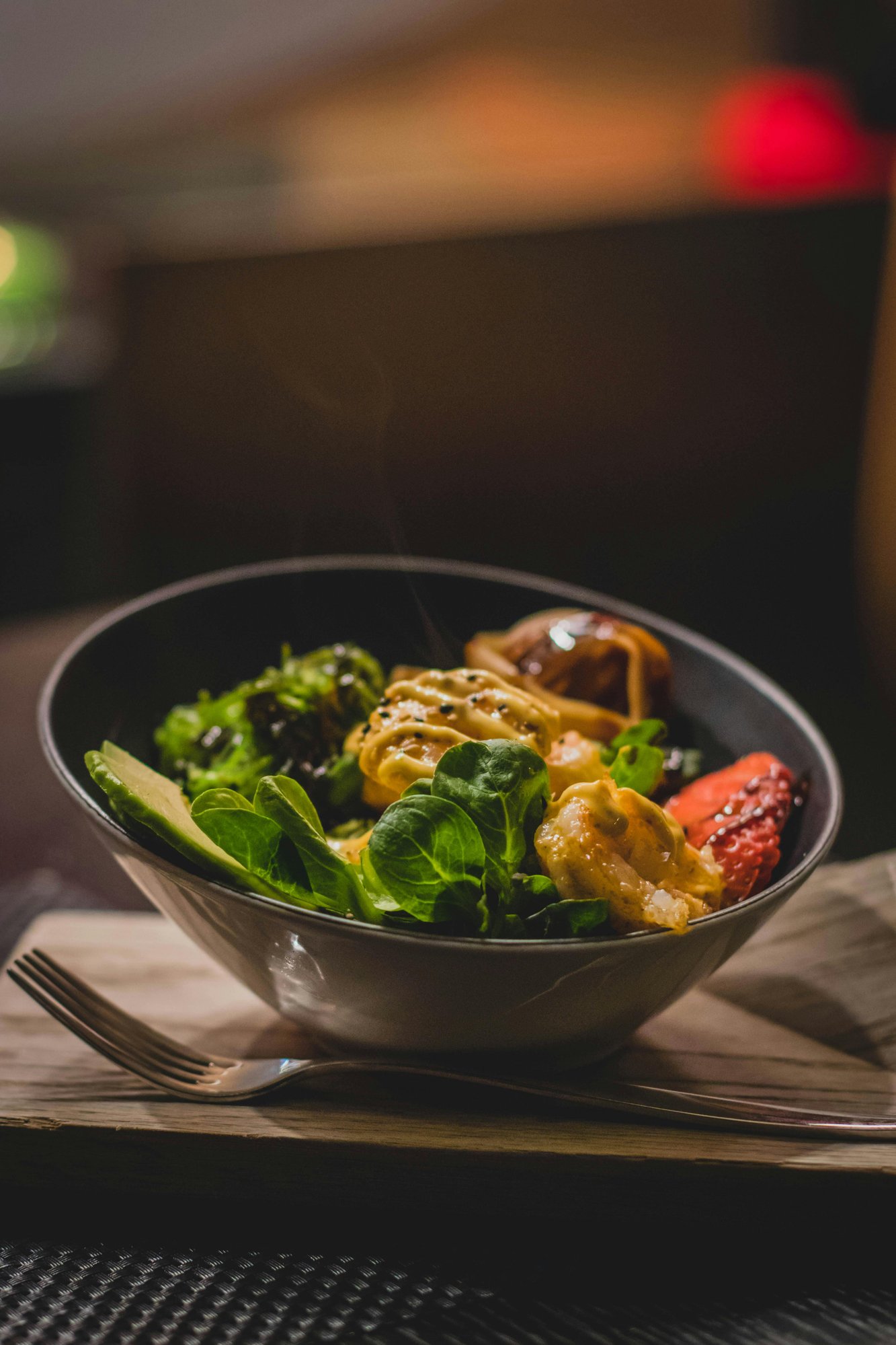 Kuva ruokakiposta tarjottimella, jonka alla haarukka. Kuva ruokakiposta tarjottimella, jonka alla haarukka.