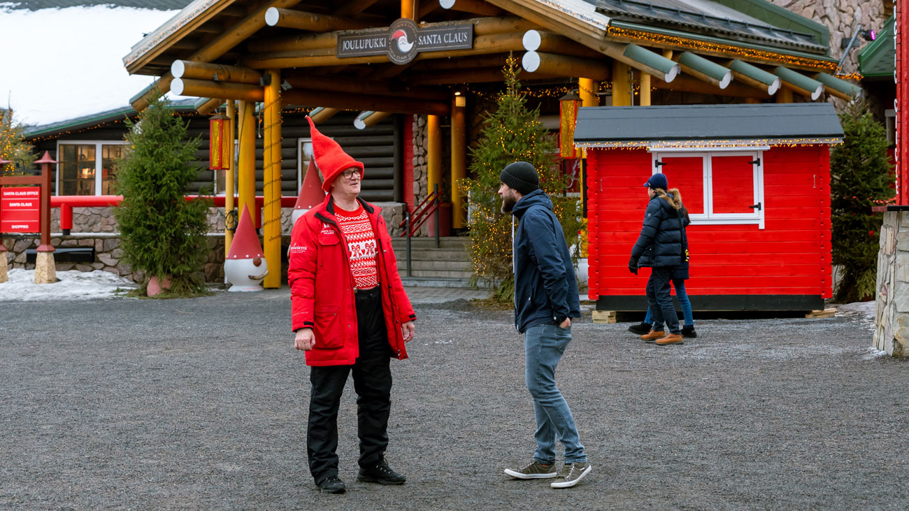 Antti Nikander ja Teemu Saralampi juttelevat Pajakylän tuleivaisuudesta pääaukiolla.