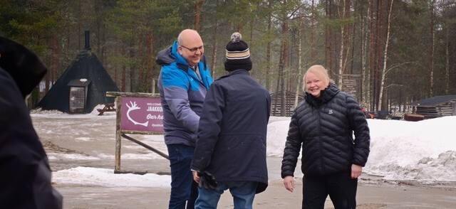 Yrittäjät tutustumassa Jaakkolan porotilan vastuullisuuteen. Kuva: Yu Lan, Käyrämön Keidas 