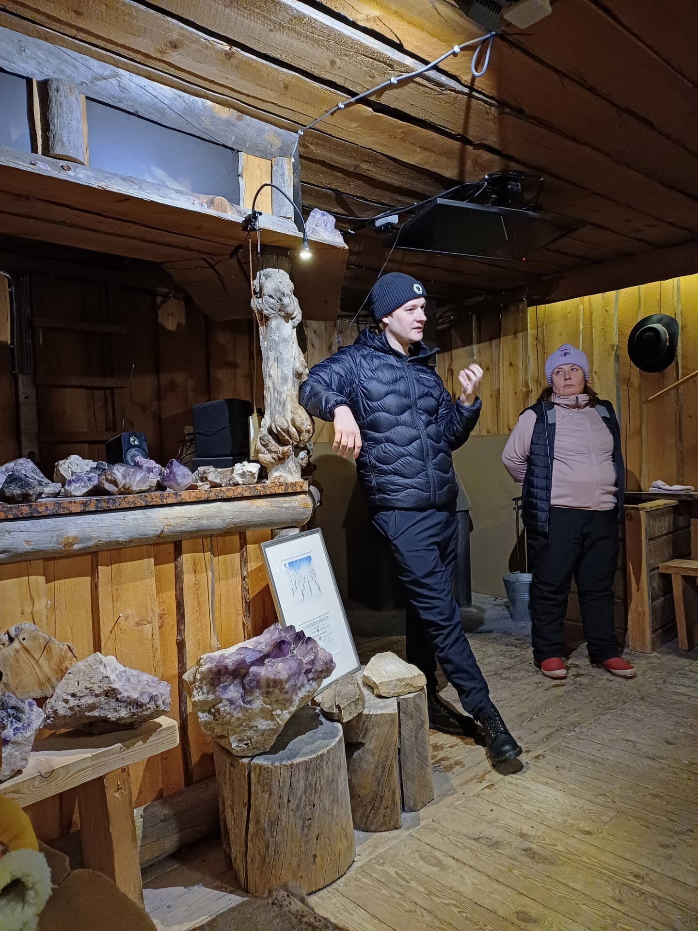 Ametistikaivoksella kuunneltiin esitystä miten luonnonvaroja käytetään harkiten. 