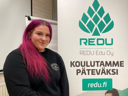 Iiris Suutari täydentää yhdistelmäajoneuvokuljettajan pätevyyttään opiskelemalla. 