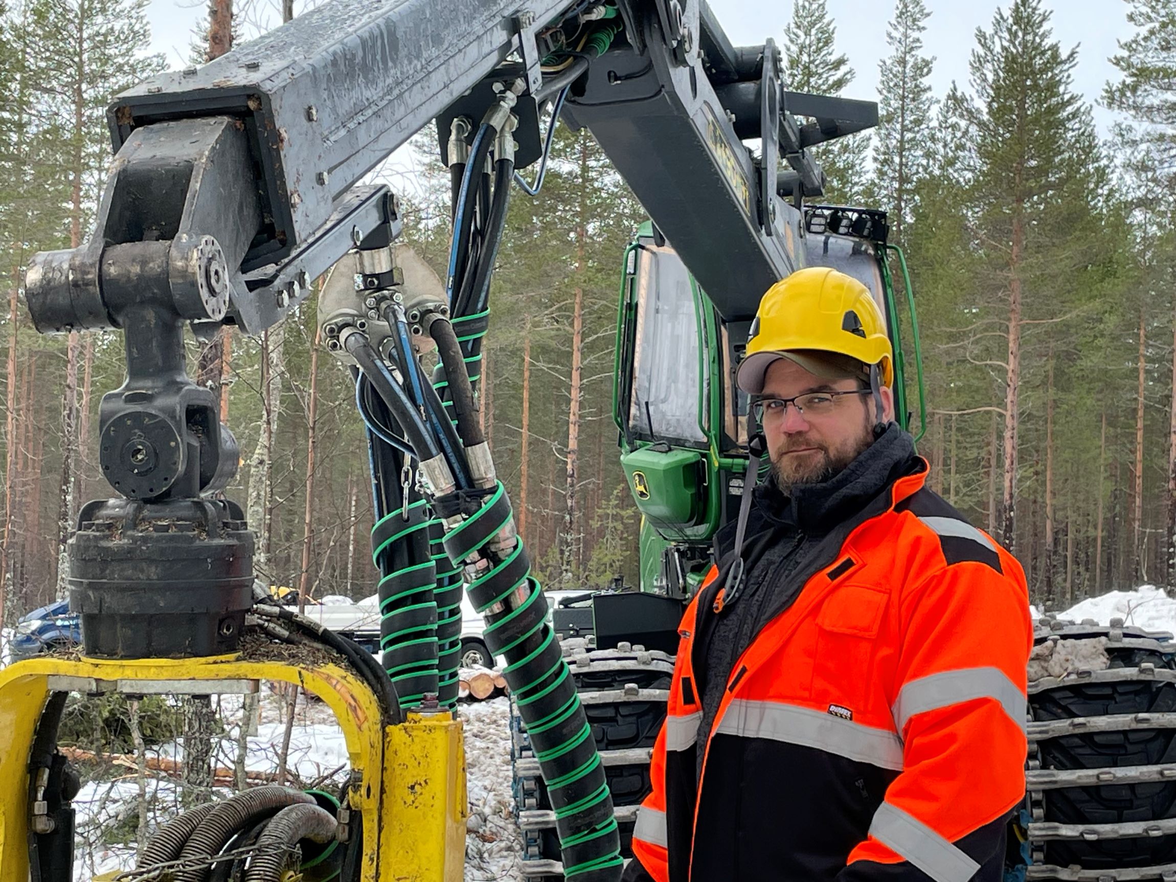 Metsäkone ja metsäalan perustutkintoa opiskeleva nuorimies, tuleva moto-kuski.