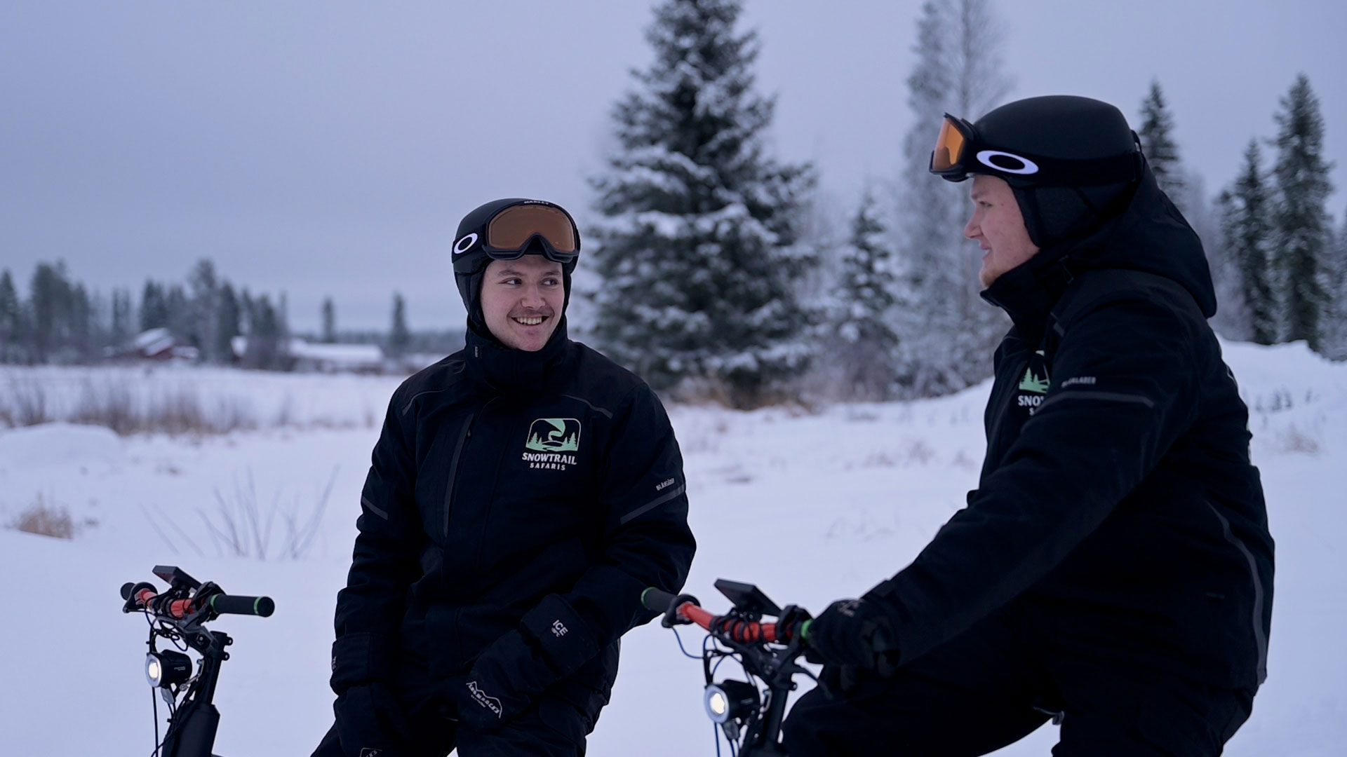 Snowtrail Safariksen työntekijät electric reindeerien päällä.