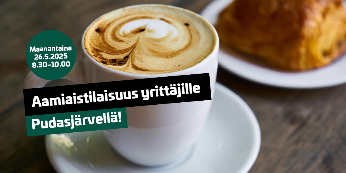 Kahvikuppi täynnä kahvia. Kuvassa teksti Aamiaistilaisuus yrittäjille Pudasjärvellä!