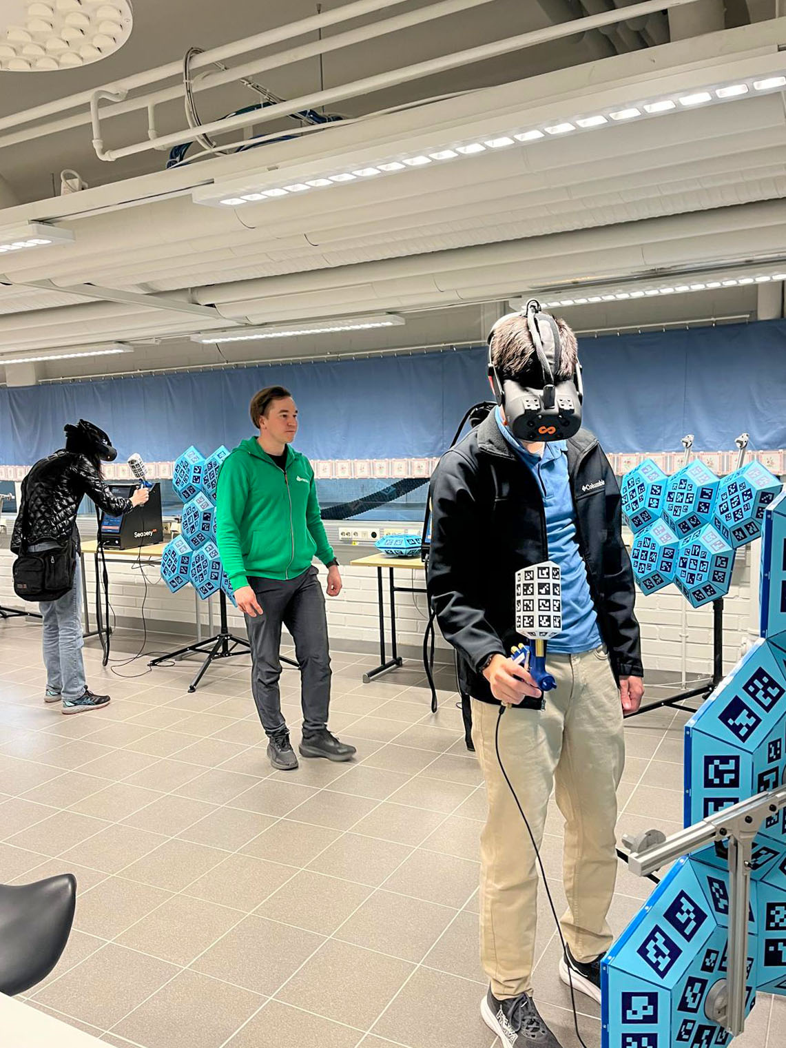 Opiskelijaryhmä testaamassa automaalauksen simulaattoria