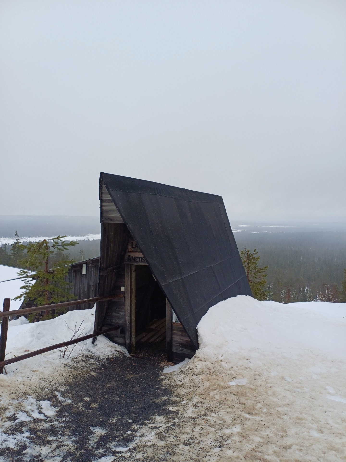 Pyhä-Luoston huipulla oleva pieni rakennus.