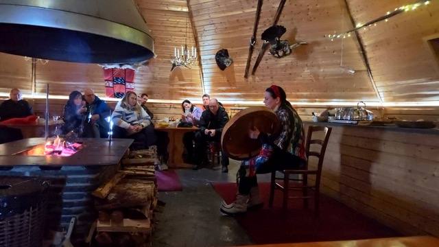 Yrittäjät kodassa kuuntelemassa Pyhä-Luostolla rumpuesitystä. Kuva: Yu Lan, Käyrämön Keidas 